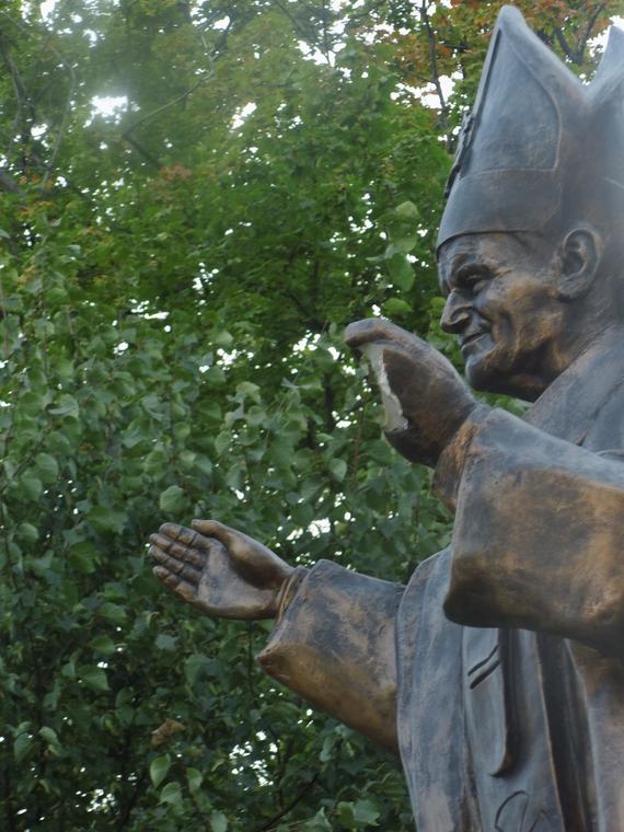 Profanacja i dewastacja pomnika Bł. Jana Pawła II – zdjęcie 5