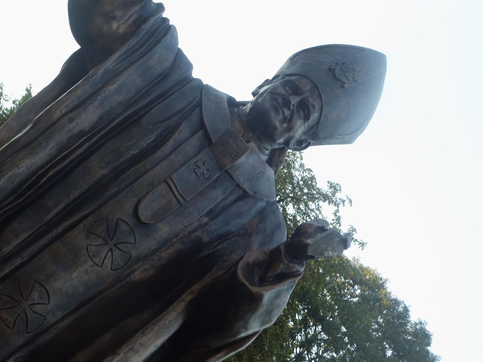 Profanacja i dewastacja pomnika Bł. Jana Pawła II