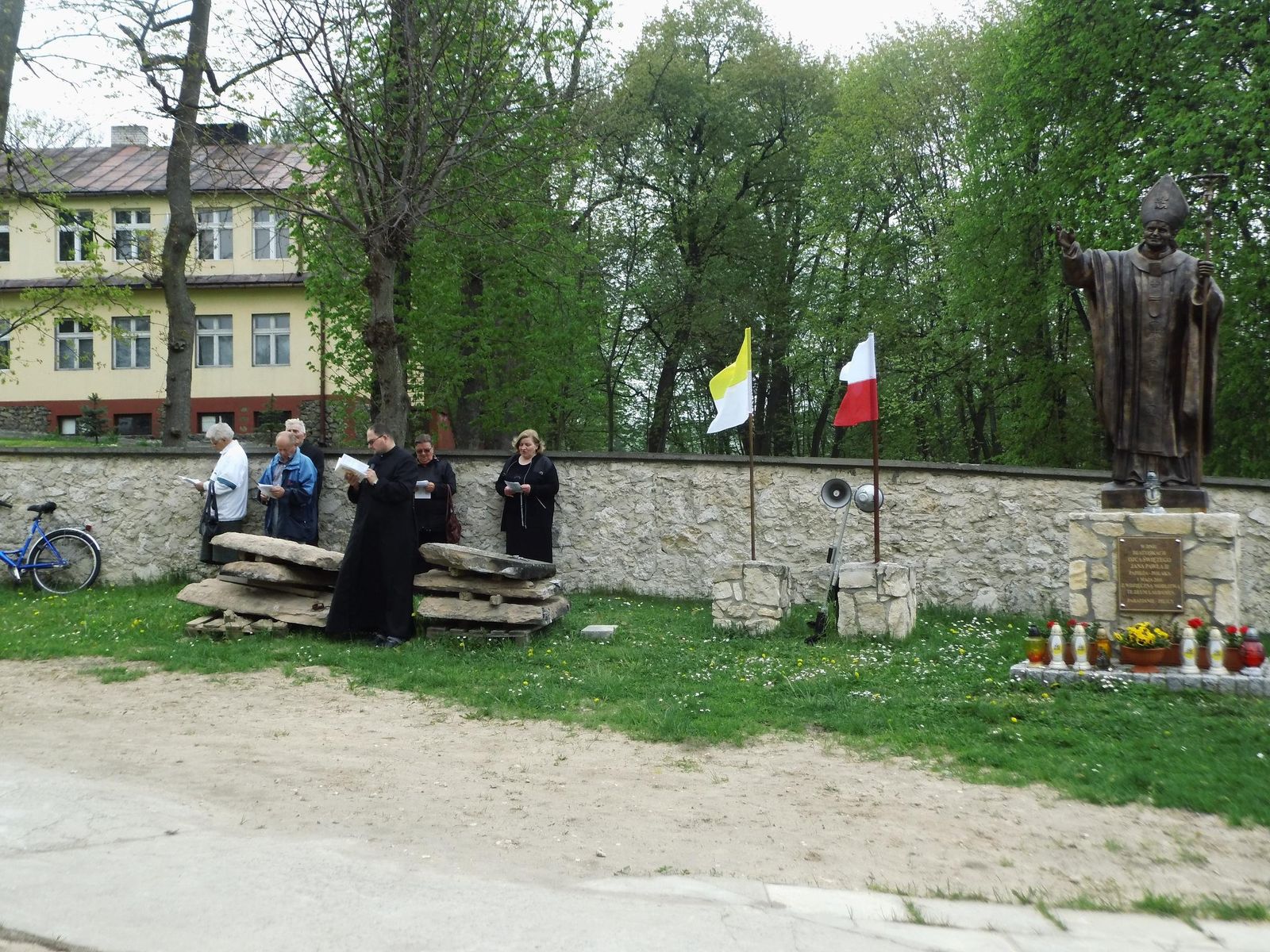Koronka do Miłosierdzia Bożego przy pomniku papieża