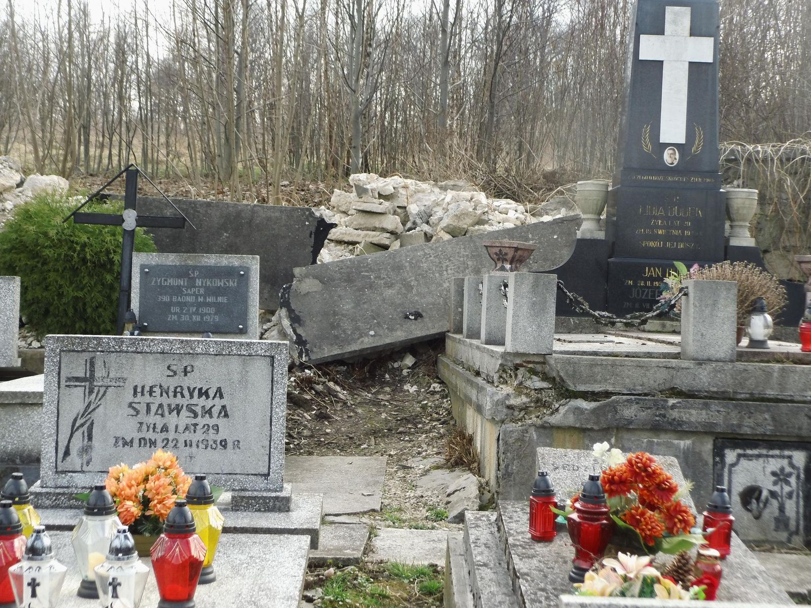 Zawalił się mur na naszym cmentarzu