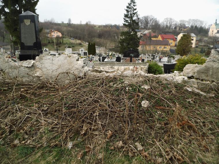 Zawalił się mur na naszym cmentarzu – zdjęcie 6