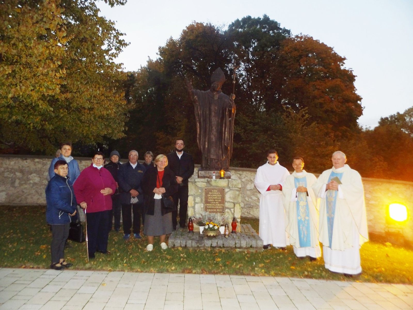 Litania do św. Jana Pawła II przy pomniku
