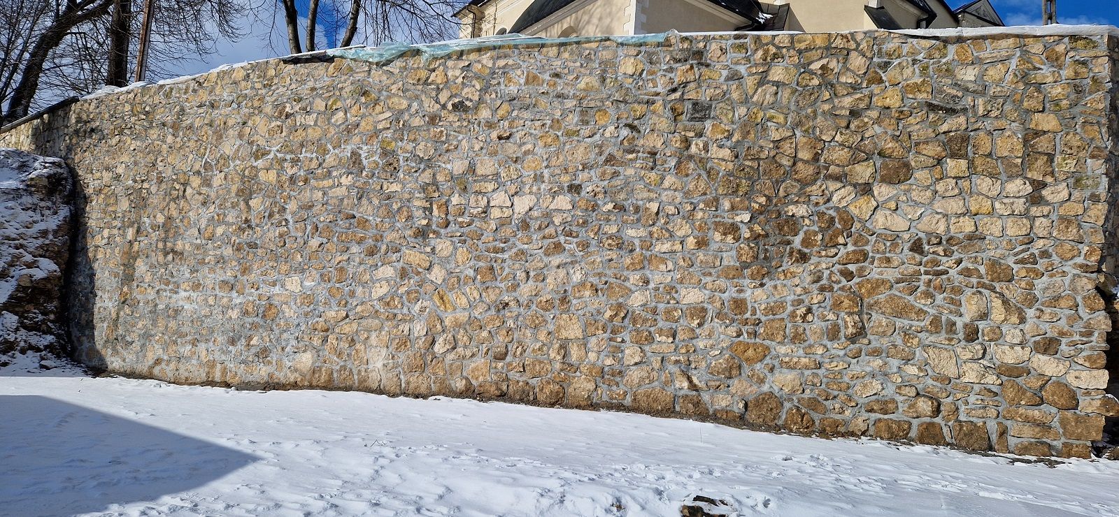 Powstał nowy mur oporowy przy Kolegiacie
