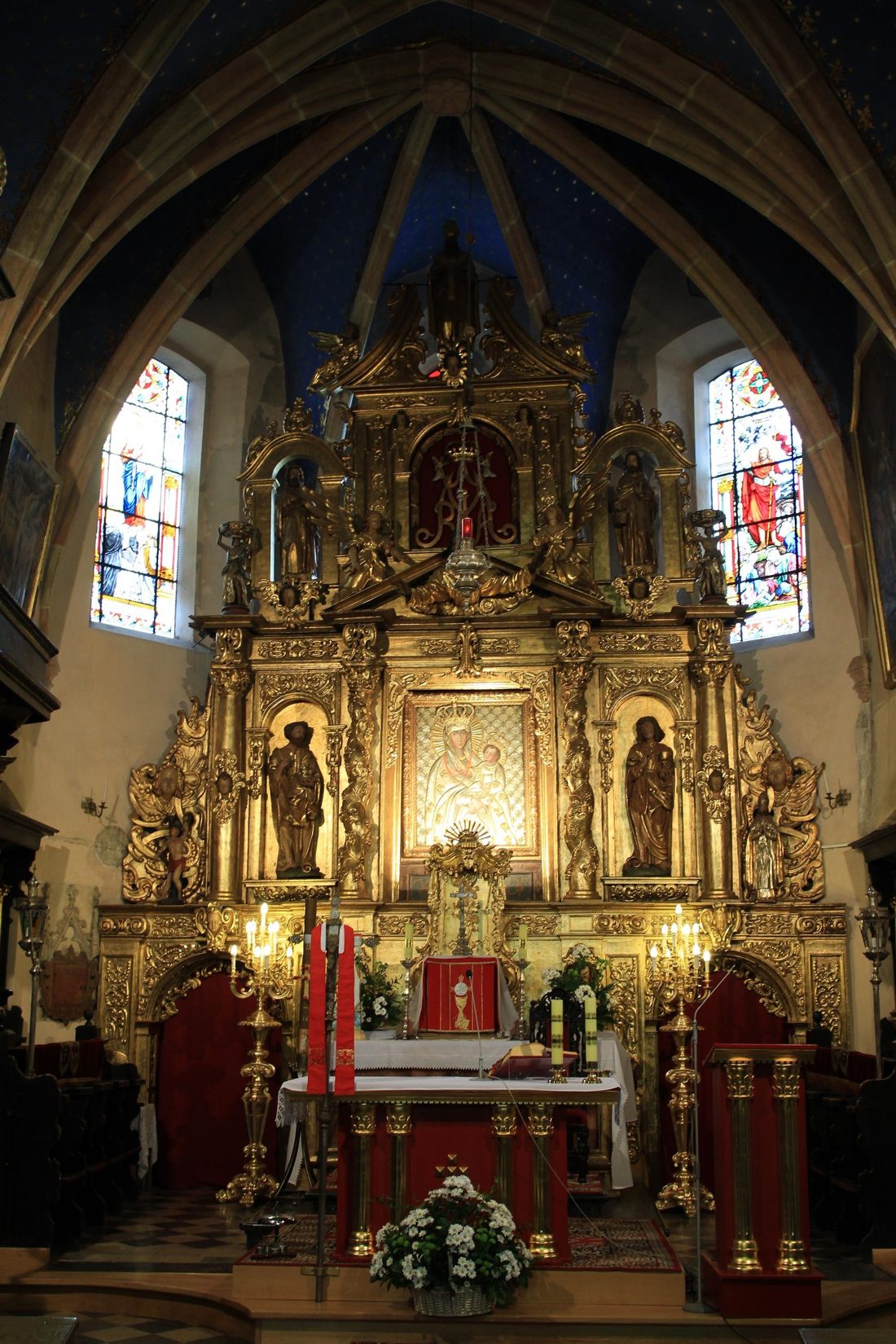 Wnętrze Kolegiaty – ołtarz główny